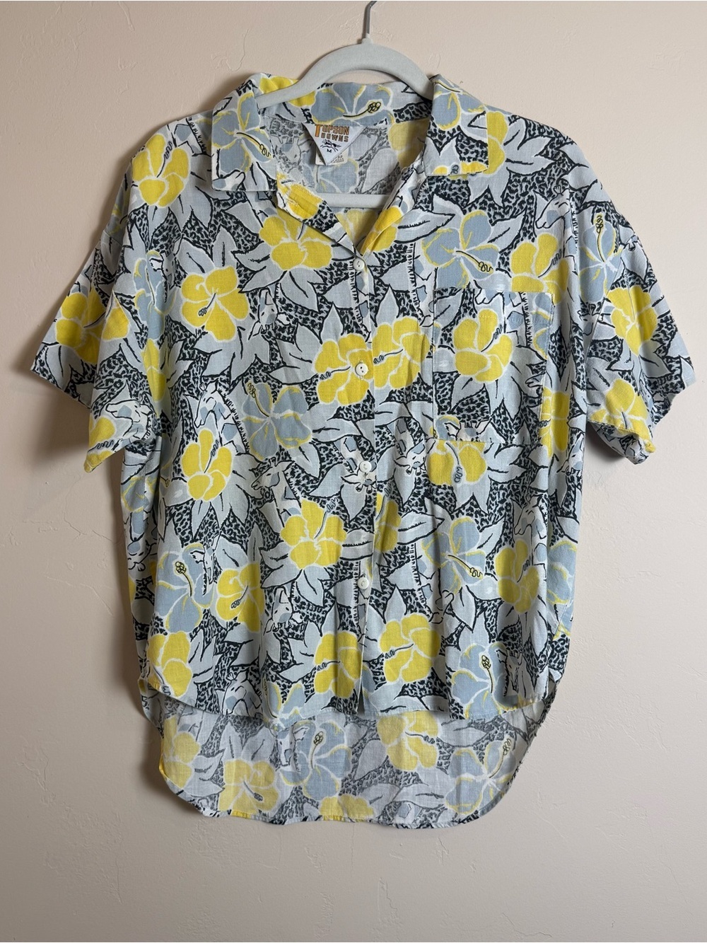 1970s Light Blue Grey & Yellow Giraffe Print Floral Short Sleeve Button Shirt